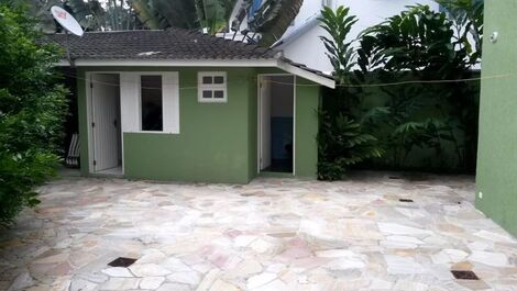 Casa em condomínio fechado na praia da Baleia CA0095