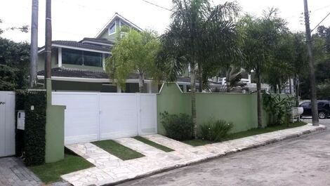 Casa em condomínio fechado na praia da Baleia CA0095