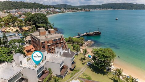Casa com 4 suítes sendo vista mar