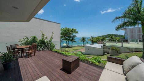Casa com 4 suítes sendo vista mar