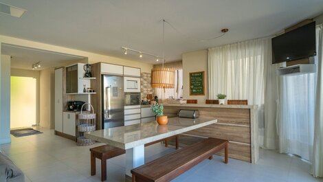 Casa com 4 suítes sendo vista mar