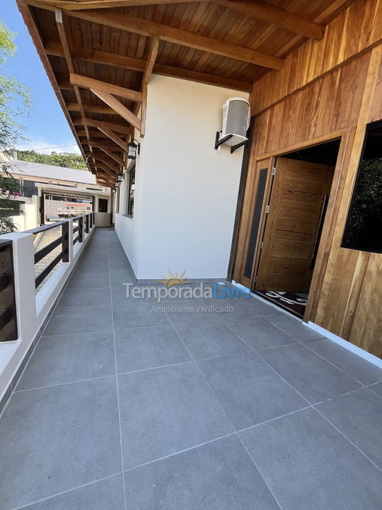 Casa para aluguel de temporada em Penha (Praia São Miguel)