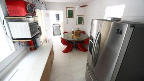 House with 5 comfortable suites 10 minutes from the beach!