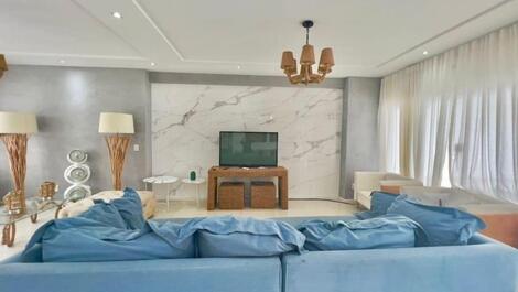 House with 5 comfortable suites 10 minutes from the beach!