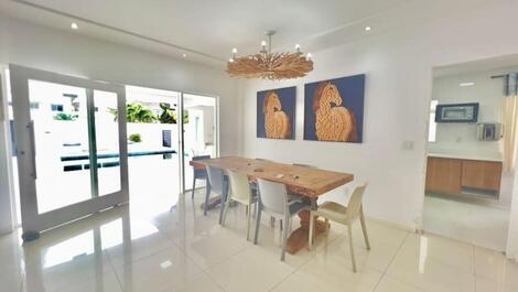 House with 5 comfortable suites 10 minutes from the beach!