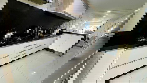 High-Standard Apartment Facing the Sea in the Center of Itapema