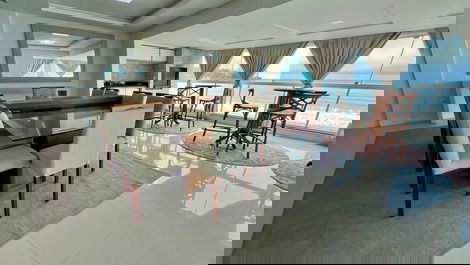 High-Standard Apartment Facing the Sea in the Center of Itapema