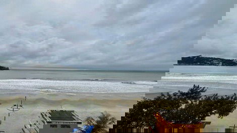 High-Standard Apartment Facing the Sea in the Center of Itapema