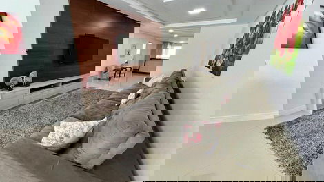 High-Standard Apartment Facing the Sea in the Center of Itapema