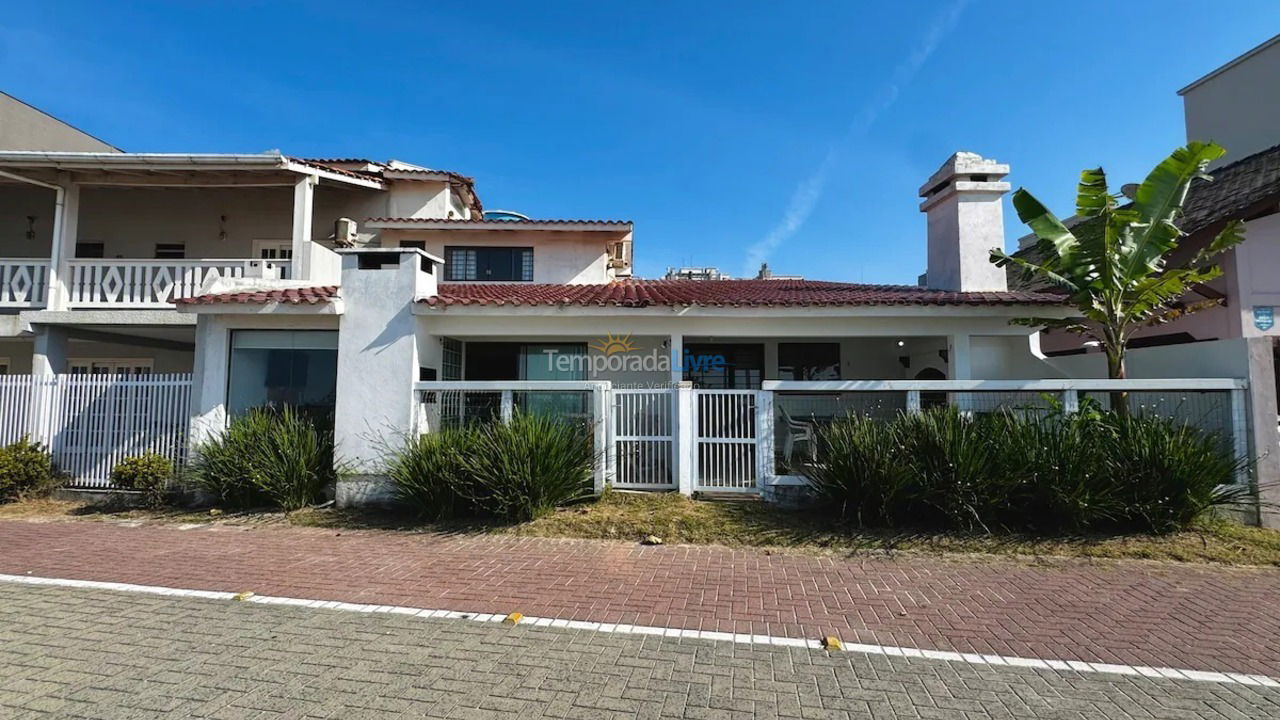 House for vacation rental in Bombinhas (Praia de Bombas)