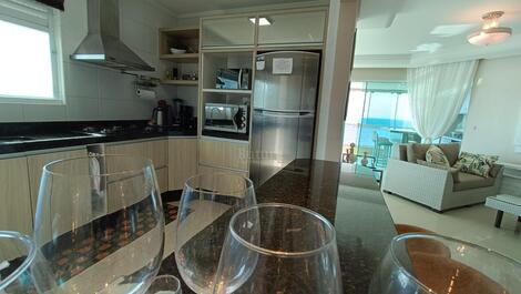 LUXUOSO AP FRENTE MAR COM 4 DORM 2 SUÍTES