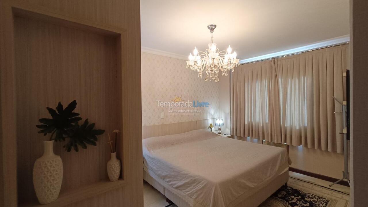 Apartamento para aluguel de temporada em Itapema (Meia Praia)