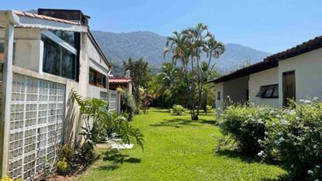 CASA MARAVILHOSA E NATUREZA EXUBERANTE