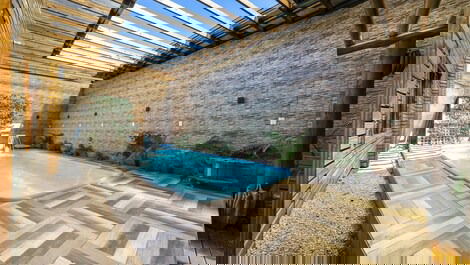 Excelente casa, para até 20 pessoas, com piscina, ideal para famílias.