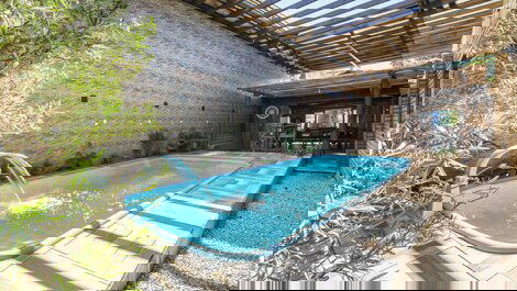 Excelente casa, para até 20 pessoas, com piscina, ideal para famílias.