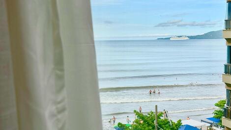 3 bedrooms with air conditioning, Meia Praia beachfront