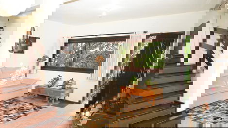 Sala de estar com tv , som e ar condicionado 