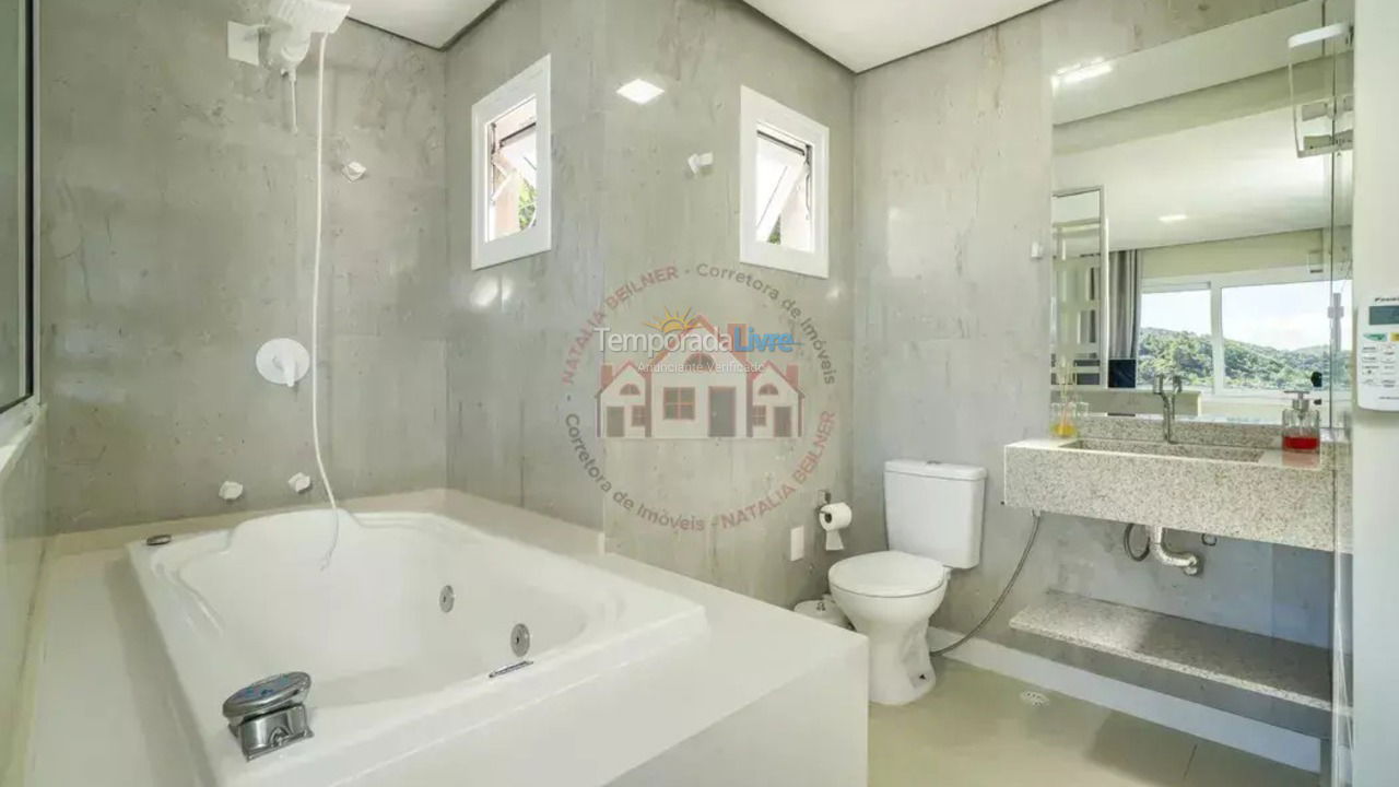 House for vacation rental in Bombinhas (Praia de Zimbros)