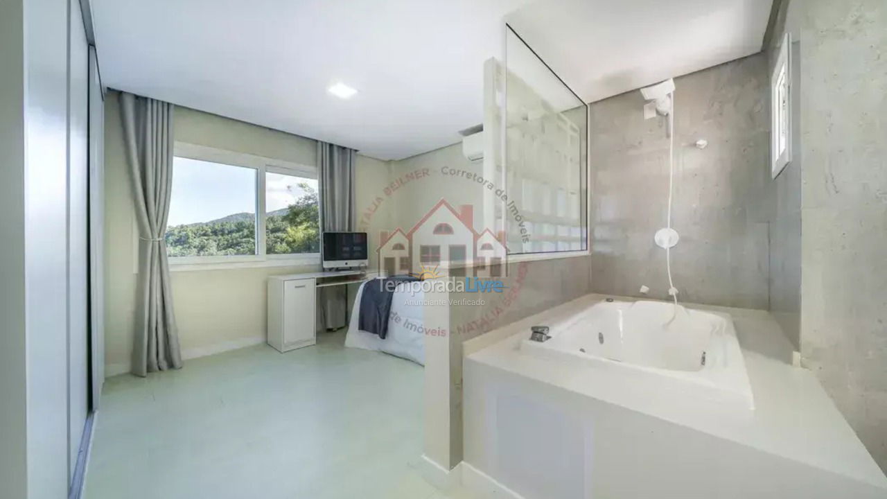 House for vacation rental in Bombinhas (Praia de Zimbros)
