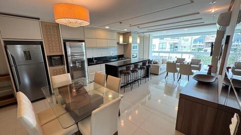 Excellent high-end penthouse with pool and sea view