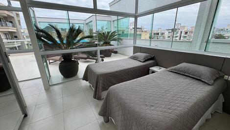 Excellent high-end penthouse with pool and sea view