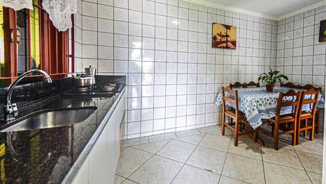Casa cerca de la playa de Quatro Ilhas y del centro de Bombinhas
