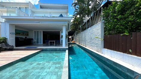 6 quartos, piscina, sauna, churrasqueira, frente ao mar.