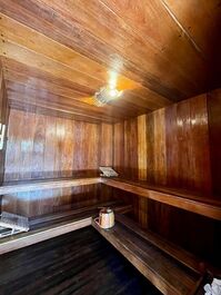 6 quartos, piscina, sauna, churrasqueira, frente ao mar.