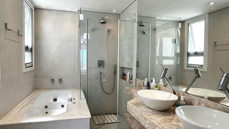 6 quartos, piscina, sauna, churrasqueira, frente ao mar.