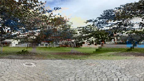 Lindo Sobrado com 4 quartos com AC, WI-FI, 500m do mar