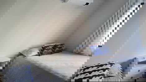Quarto com ar condicionado e camas super confortáveis. 