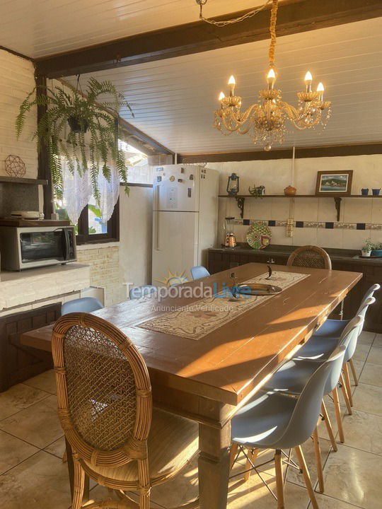 Casa para aluguel de temporada em Imbituba (Praia do Rosa)