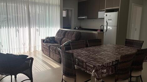 Apartamento 02 suítes em Mariscal