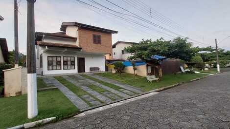 Linda Casa Cond Fechado Piscina 5 Suítes 18 pessoas