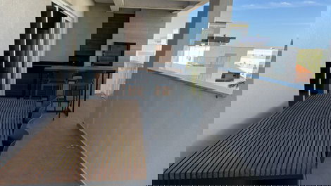 Apartamento dúplex com 3 suítes na Praia de Mariscal