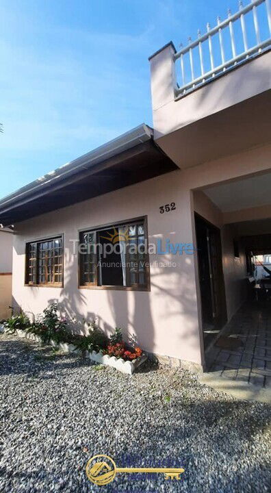 Casa para aluguel de temporada em Bombinhas (Praia de Bombas)