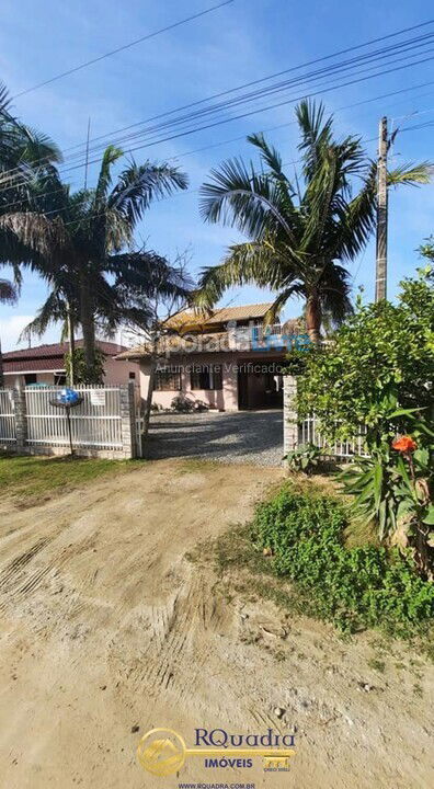 Casa para aluguel de temporada em Bombinhas (Praia de Bombas)