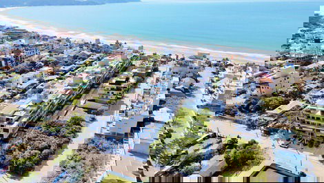 Apartamento com Piscina Aquecida a Poucos Passos do Mar