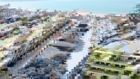 Apartamento com Piscina Aquecida a Poucos Passos do Mar