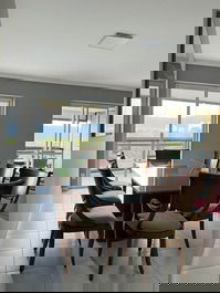 Sala jantar integrada com sala tv