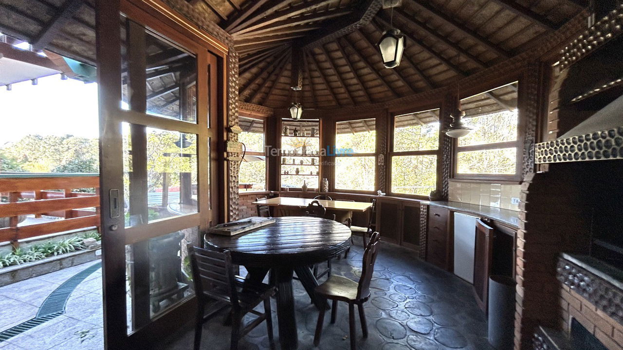 Casa para aluguel de temporada em Campos do Jordão (Alto do Capivari)
