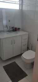 Spacious apartment in a prime location! Just steps from the beach in Guarujá, perfect for enjoying with family or friends.
