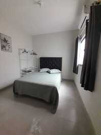Acogedor apartamento con aire acondicionado.