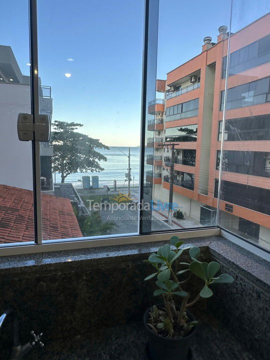 Apartamento para aluguel de temporada em Itapema (Meia Praia Quadra do Mar)