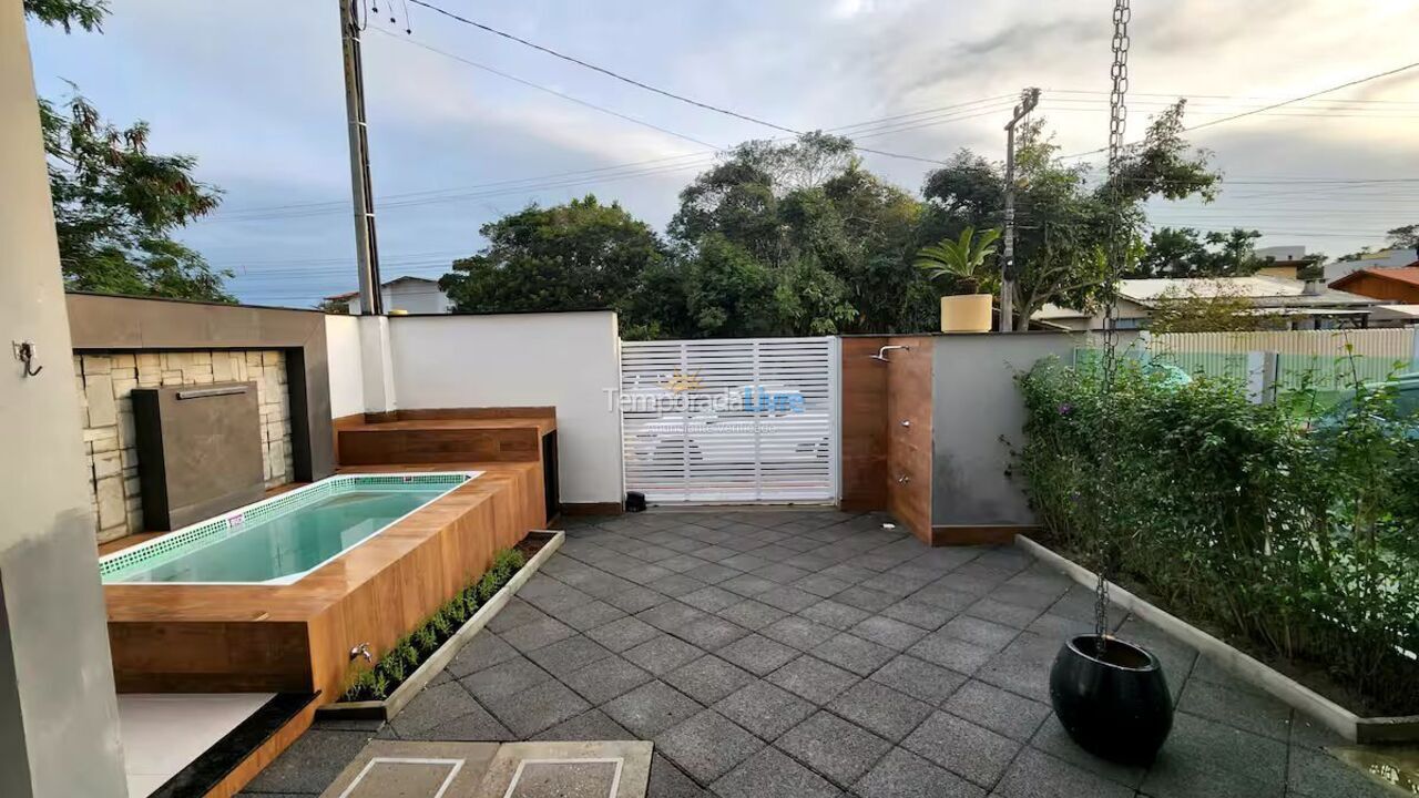 Casa para aluguel de temporada em Bombinhas (Canto Grande)