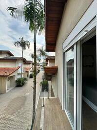 Casa em condomínio fechado na praia de Juquehy CA0036