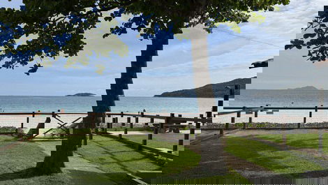 Casa frente para o mar Ingleses, temos opçoes para menos pessoas.
