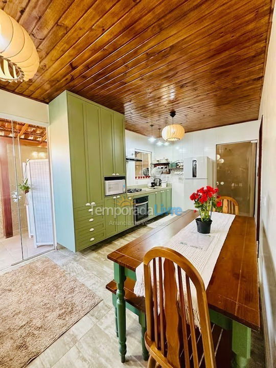 Casa para aluguel de temporada em Campos do Jordão (Jardim Floriano Pinheiro)
