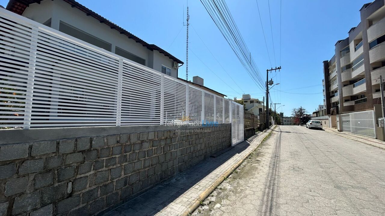 House for vacation rental in Bombinhas (Praia de Bombas)