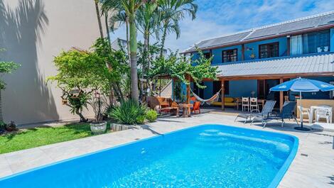 Acogedora casa para 14 personas con piscina climatizada.